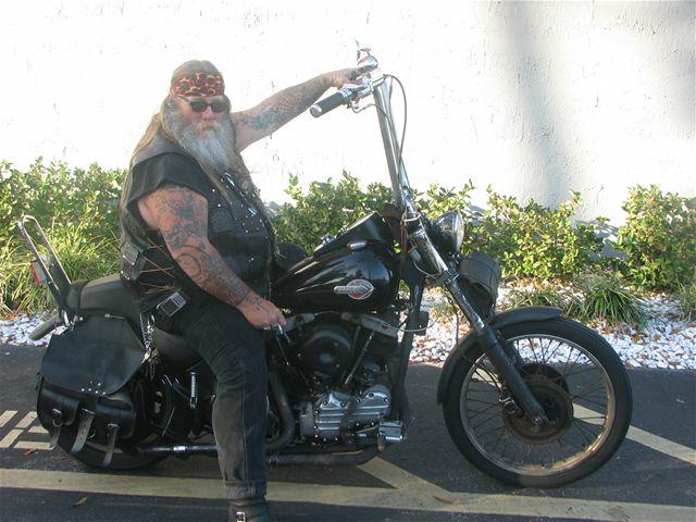 http://i26.servimg.com/u/f26/13/96/46/10/biker_10.jpg